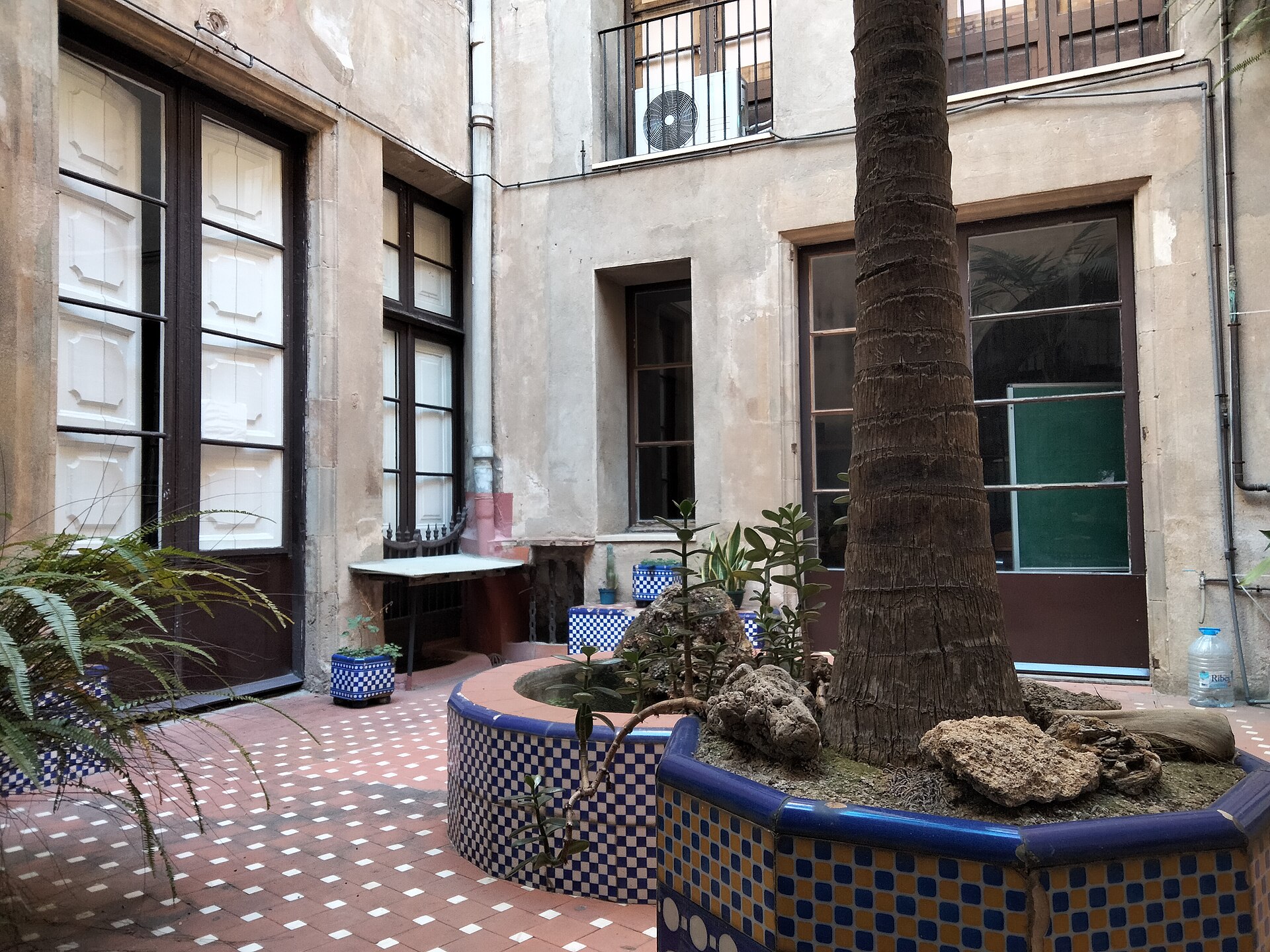 Casa de les columnes trencades